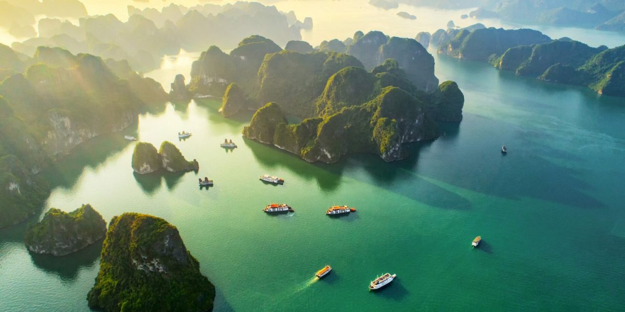 Ha Long Bay Destinasi Wisata Terbaik Di Negeri Naga Biru Guys