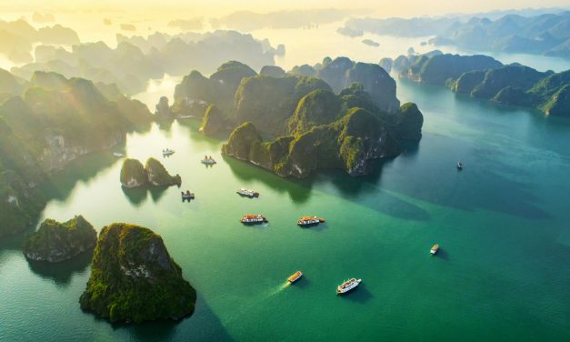 Ha Long Bay Destinasi Wisata Terbaik Di Negeri Naga Biru Guys
